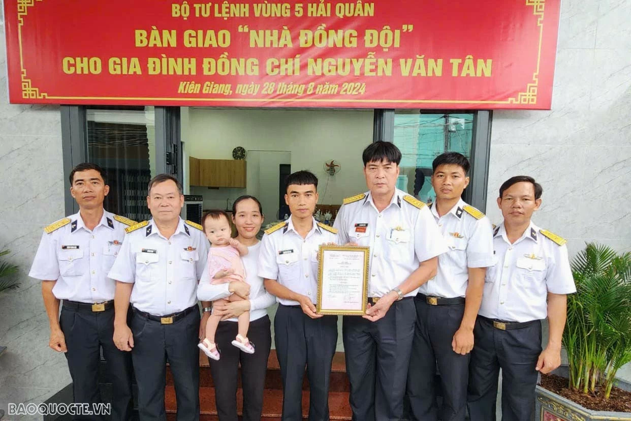 Đại tá Võ Hùng Lâm trao Quyết định bàn giao “Nhà đồng đội” cho gia đình Thượng úy quân nhân chuyên nghiệp Nguyễn Văn Tân. Đại tá Võ Hùng Lâm trao Quyết định bàn giao “Nhà đồng đội” cho gia đình Thượng úy quân nhân chuyên nghiệp Nguyễn Văn Tân.