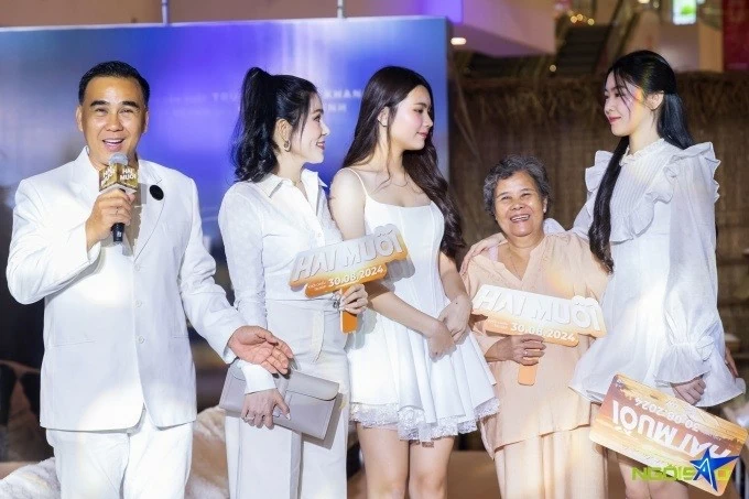 Từ quê nhà Tiền Giang, mẹ ruột của diễn viên Quyền Linh lên TP. Hồ Chí Minh để chung vui cùng nam nghệ sĩ. Bà cho biết, 20 năm con trai mới có phim chiếu, bà nóng lòng muốn xem phim từ lâu. Từ quê nhà Tiền Giang, mẹ ruột của diễn viên Quyền Linh lên TP. Hồ Chí Minh để chung vui cùng nam nghệ sĩ. Bà cho biết, 20 năm con trai mới có phim chiếu, bà nóng lòng muốn xem phim từ lâu.