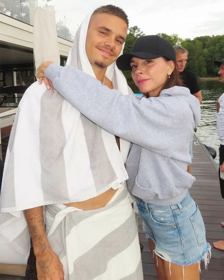 Tối 27/8, trên trang cá nhân, Victoria Beckham đăng tải loạt ảnh trong chuyến cùng chống con đi tới Muskoka, Canada. Nhà thiết kế thời trang gọi đây là những khoảnh khắc gia đình đặc biệt. Trong ảnh, bà Becks khoác vai cậu hai Romeo. Tối 27/8, trên trang cá nhân, Victoria Beckham đăng tải loạt ảnh trong chuyến cùng chống con đi tới Muskoka, Canada. Nhà thiết kế thời trang gọi đây là những khoảnh khắc gia đình đặc biệt. Trong ảnh, bà Becks khoác vai cậu hai Romeo.