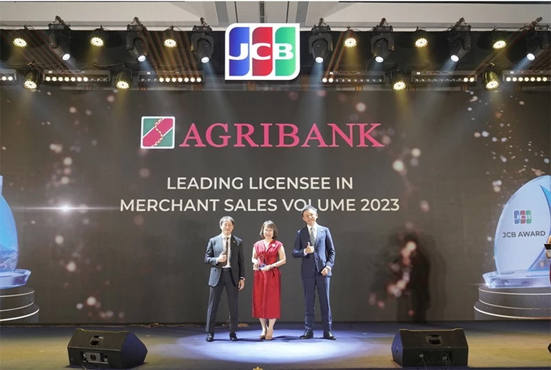 Đại diện Agribank, Bà Phan Thị Thanh Hà – Phó Giám đốc Trung tâm Thẻ nhận giải thưởng Đại diện Agribank, Bà Phan Thị Thanh Hà – Phó Giám đốc Trung tâm Thẻ nhận giải thưởng