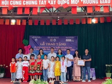 Hình ảnh các em học sinh trường tiểu học Nong Hẹt nhận sách từ chương trình Tủ sách Nhân ái. (Ảnh: TSNA) Hình ảnh các em học sinh trường tiểu học Nong Hẹt nhận sách từ chương trình Tủ sách Nhân ái. (Ảnh: TSNA)