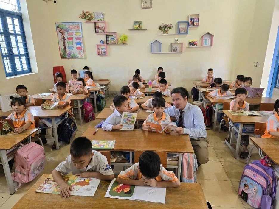 Ông Nguyễn Anh Tuấn - Nhà sáng lập của Tủ sách Nhân ái và Ngôi Nhà Trí Tuệ đọc sách cùng các em học sinh tại trường tiểu học Noong Hẹt. (Ảnh: TSNA) Ông Nguyễn Anh Tuấn - Nhà sáng lập của Tủ sách Nhân ái và Ngôi Nhà Trí Tuệ đọc sách cùng các em học sinh tại trường tiểu học Noong Hẹt. (Ảnh: TSNA)