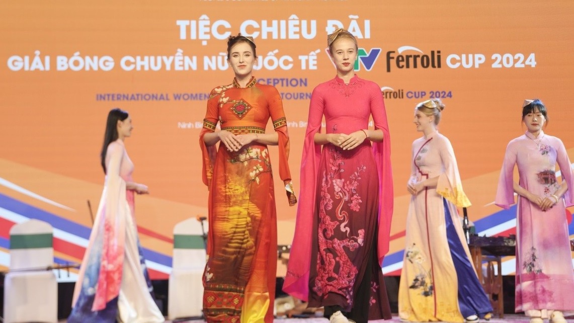 VTV Cup 2024: Hình ảnh các nữ VĐV bóng chuyền duyên dáng trình diễn áo dài Việt Nam