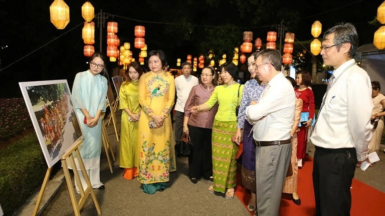 Khai mạc Triển lãm tranh “Sắc màu văn hóa ASEAN” Khai mạc Triển lãm tranh “Sắc màu văn hóa ASEAN”