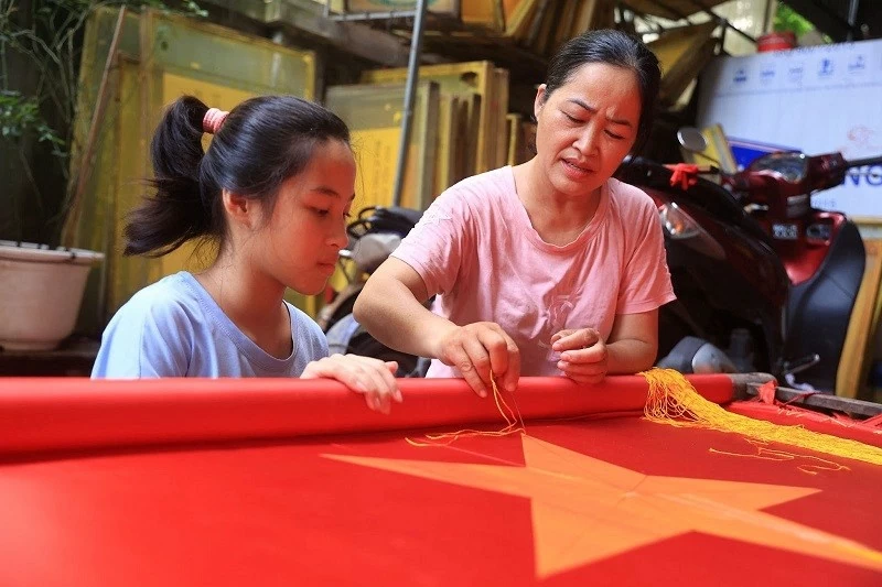 Làng may cờ Từ Vân rực rỡ sắc đỏ sao vàng trước ngày Quốc khánh 2/9 Làng may cờ Từ Vân rực rỡ sắc đỏ sao vàng trước ngày Quốc khánh 2/9