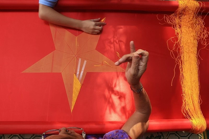 Làng may cờ Từ Vân rực rỡ sắc đỏ sao vàng trước ngày Quốc khánh 2/9 Làng may cờ Từ Vân rực rỡ sắc đỏ sao vàng trước ngày Quốc khánh 2/9