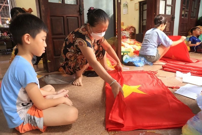 Làng may cờ Từ Vân rực rỡ sắc đỏ sao vàng trước ngày Quốc khánh 2/9 Làng may cờ Từ Vân rực rỡ sắc đỏ sao vàng trước ngày Quốc khánh 2/9