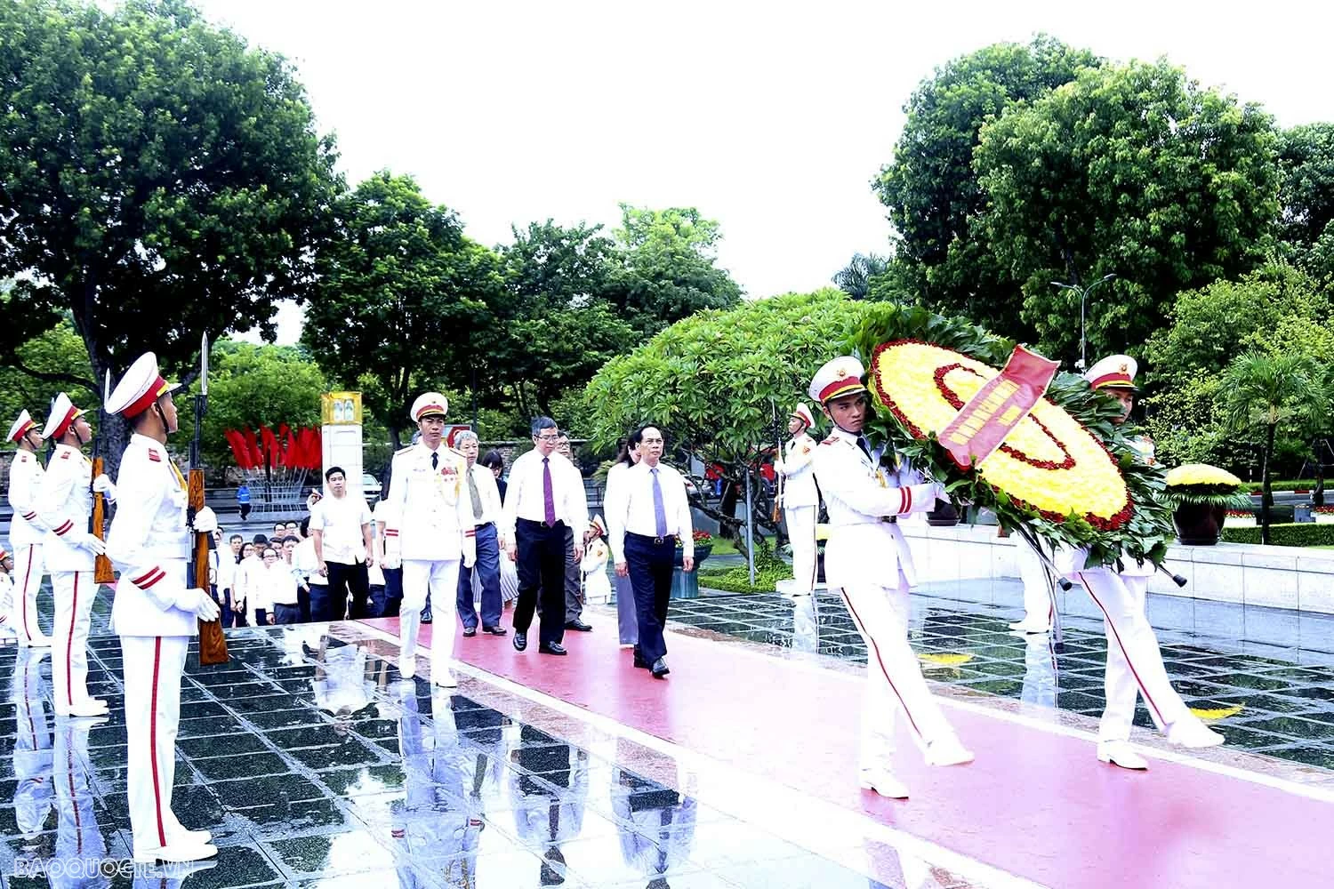 Đoàn Bộ Ngoại giao vào Lăng viếng Chủ tịch Hồ Chí Minh và dâng hương, tưởng niệm các Anh hùng liệt sĩ Đoàn Bộ Ngoại giao vào Lăng viếng Chủ tịch Hồ Chí Minh và dâng hương, tưởng niệm các Anh hùng liệt sĩ