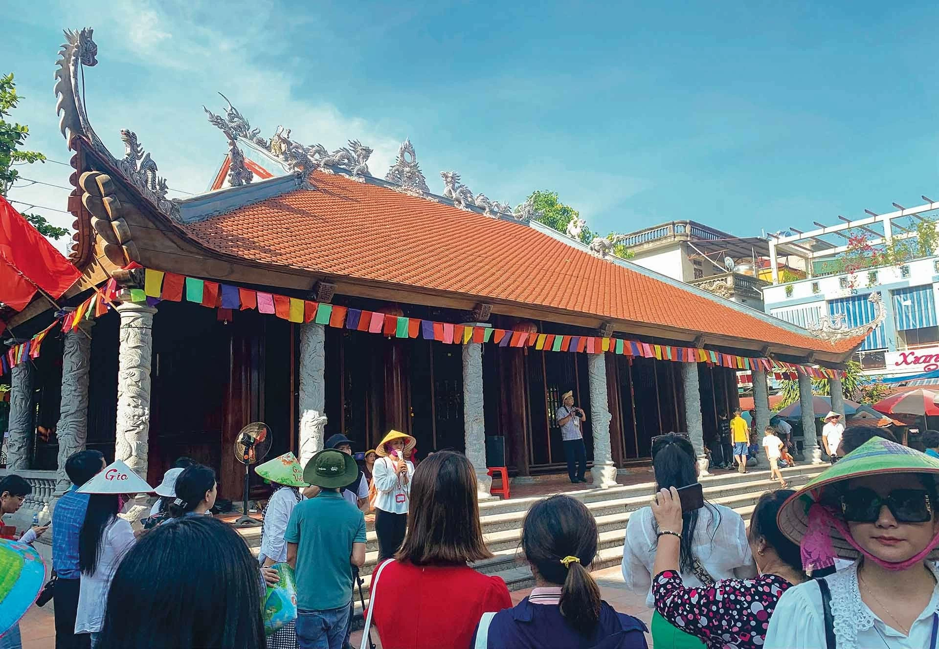 Đình Hàng Tổng thu hút du khách đến tham quan. (Ảnh: Hà Anh) Đình Hàng Tổng thu hút du khách đến tham quan. (Ảnh: Hà Anh)