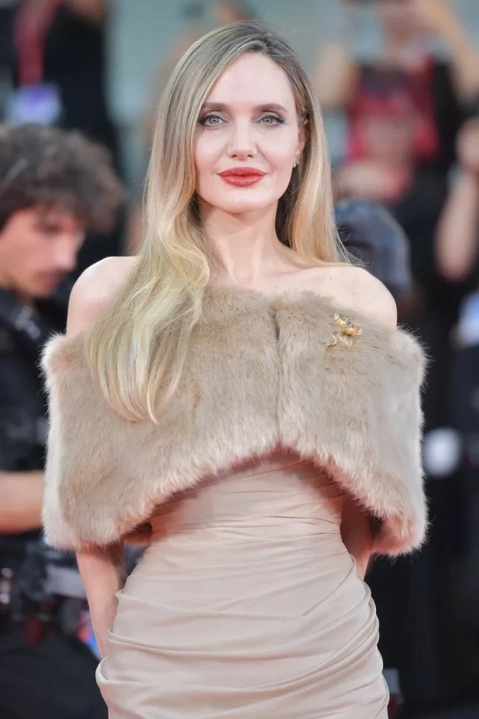 Tối 29/8 (theo giờ địa phương), Angelina Jolie dự buổi công chiếu phim Angelina Jolie thanh lịch, nổi bật trên thảm đỏ Liên hoan phim Venice 2024