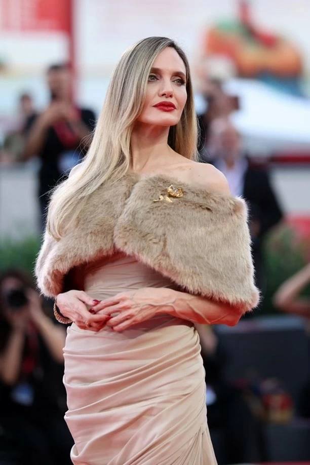 Angelina Jolie Angelina Jolie