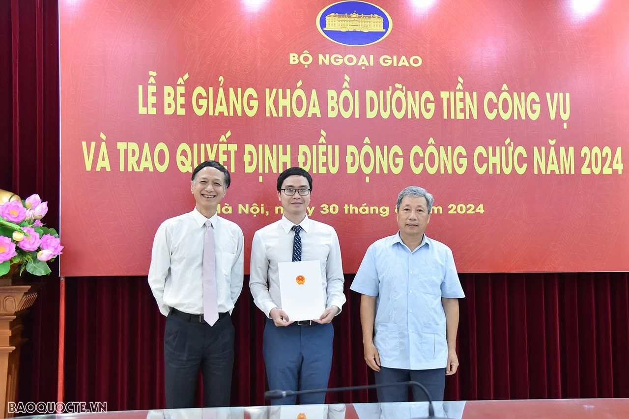 Trao quyết định điều động cán bộ về Vụ Đông Nam Á-Nam Á-Nam Thái Bình Dương (Ảnh: Anh Sơn) Trao quyết định điều động cán bộ về Vụ Đông Nam Á-Nam Á-Nam Thái Bình Dương (Ảnh: Anh Sơn)