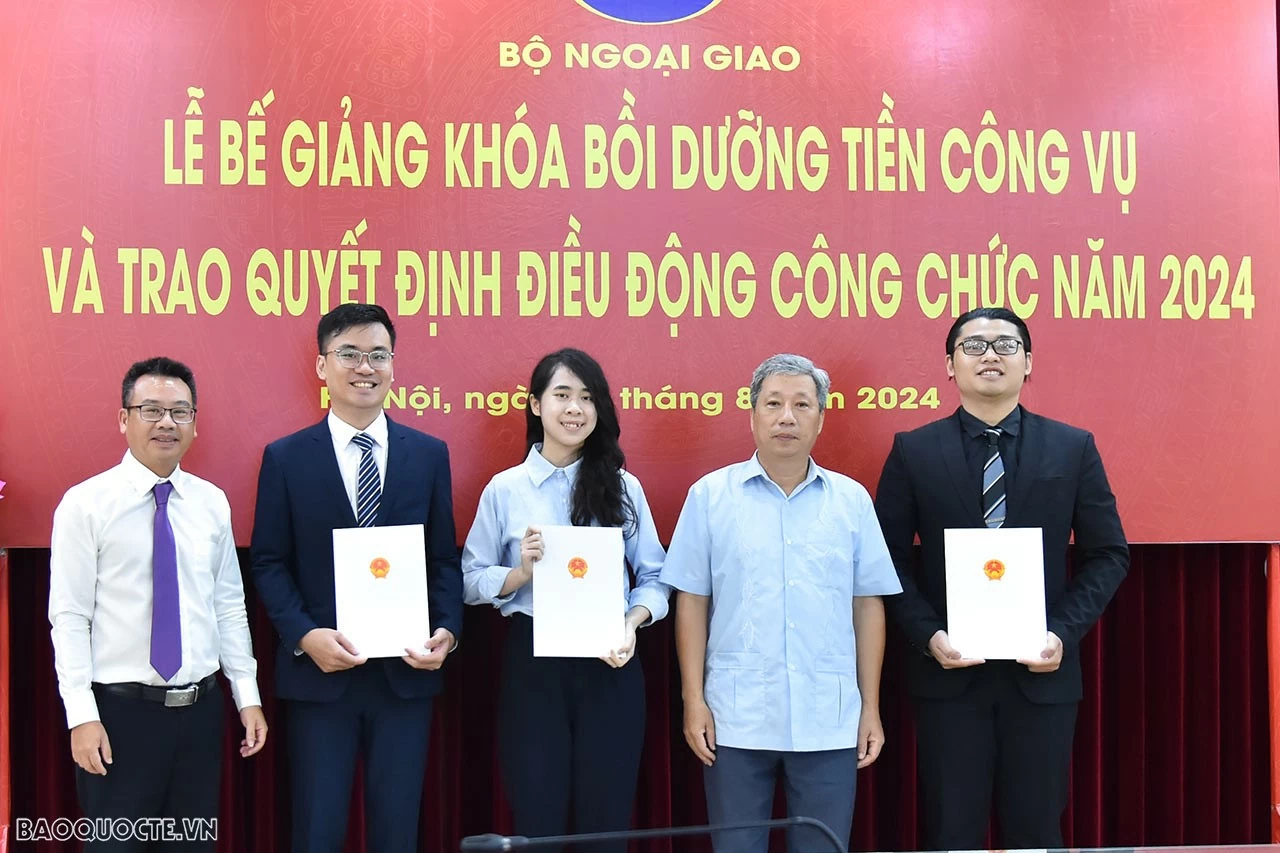 Bộ Ngoại giao trao quyết định điều động công tác cho các công chức, viên chức mới được tuyển dụng Bộ Ngoại giao trao quyết định điều động công tác cho các công chức, viên chức mới được tuyển dụng