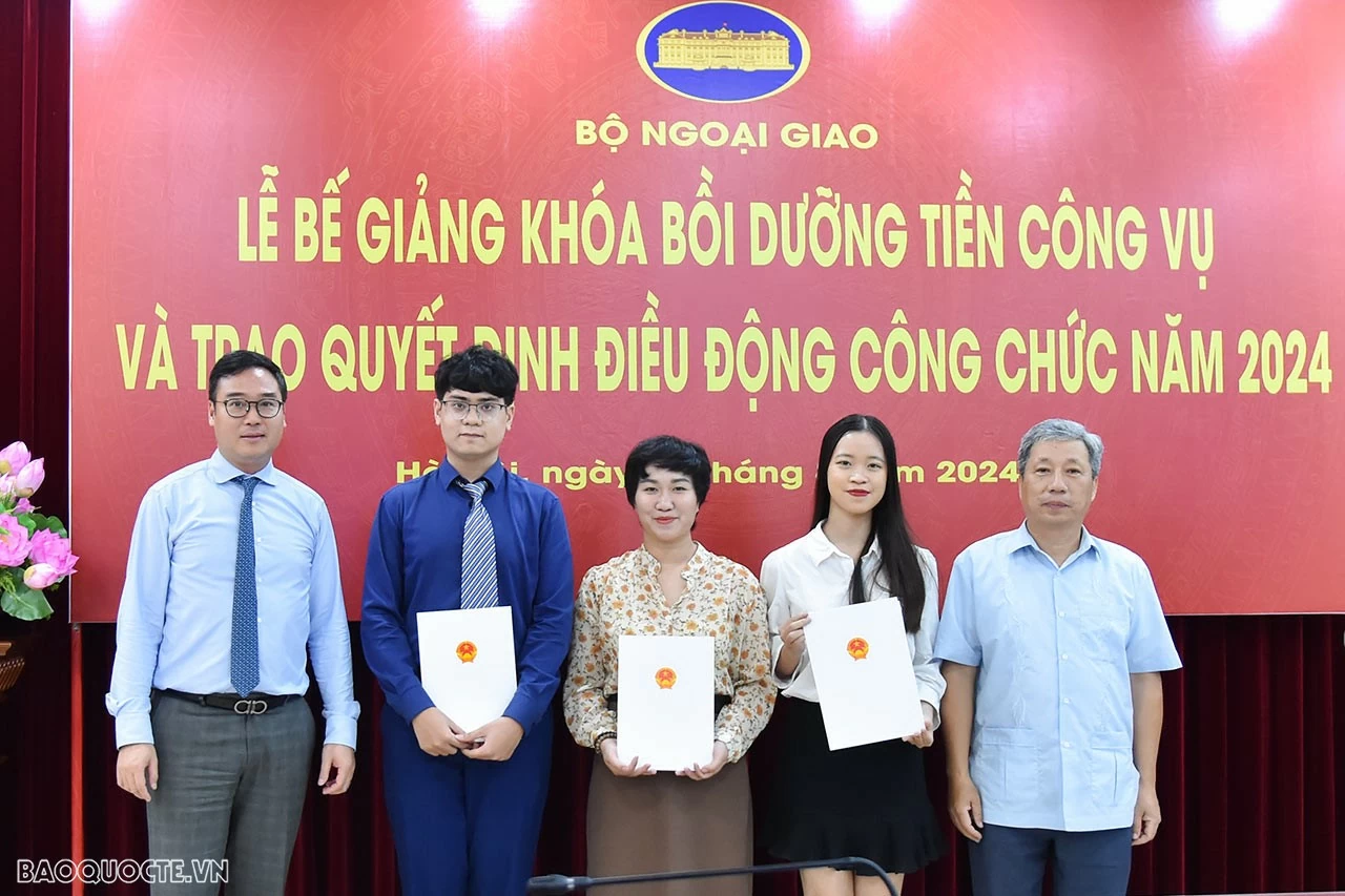 Bộ Ngoại giao trao quyết định điều động công tác cho các công chức, viên chức mới được tuyển dụng Bộ Ngoại giao trao quyết định điều động công tác cho các công chức, viên chức mới được tuyển dụng