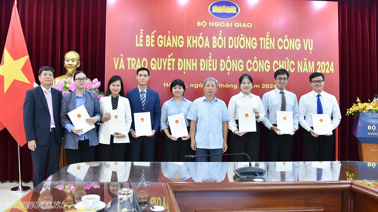 Bộ Ngoại giao trao quyết định điều động công tác cho các công chức, viên chức mới được tuyển dụng Bộ Ngoại giao trao quyết định điều động công tác cho các công chức, viên chức mới được tuyển dụng