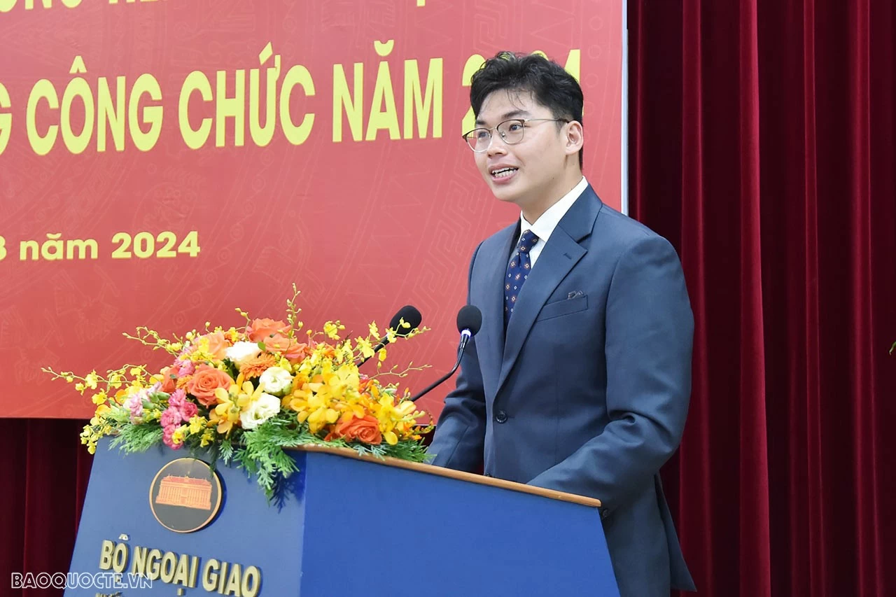 Bộ Ngoại giao trao quyết định điều động công tác cho các công chức, viên chức mới được tuyển dụng Bộ Ngoại giao trao quyết định điều động công tác cho các công chức, viên chức mới được tuyển dụng