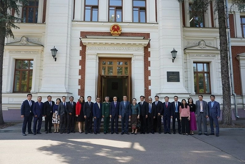 Đoàn Đại sứ quán Lào tại Nga chụp ảnh giao lưu cùng cán bộ nhân viên Đại sứ quán Việt Nam. Đoàn Đại sứ quán Lào tại Nga chụp ảnh giao lưu cùng cán bộ nhân viên Đại sứ quán Việt Nam.