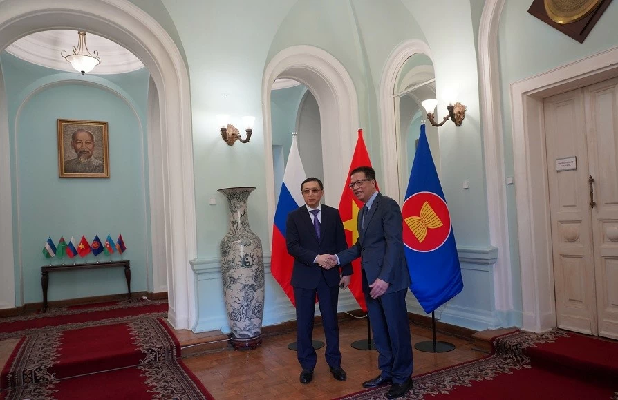 Đại sứ Đặng Minh Khôi đón tiếp Đại sứ Shiphandone Oybuabuddy. Đại sứ Đặng Minh Khôi đón tiếp Đại sứ Shiphandone Oybuabuddy.