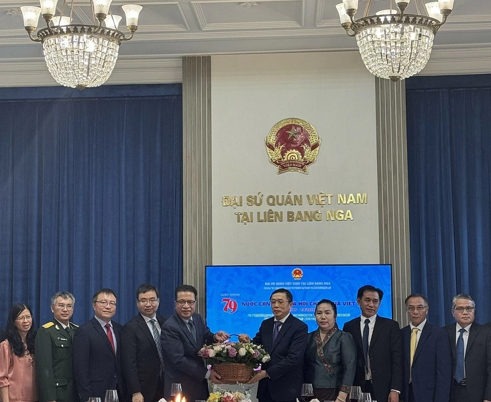 Đại sứ Shiphandone Oybuabuddy tặng lẵng hoa tươi thắm chúc mừng 79 năm Quốc khánh Việt Nam. Đại sứ Shiphandone Oybuabuddy tặng lẵng hoa tươi thắm chúc mừng 79 năm Quốc khánh Việt Nam.