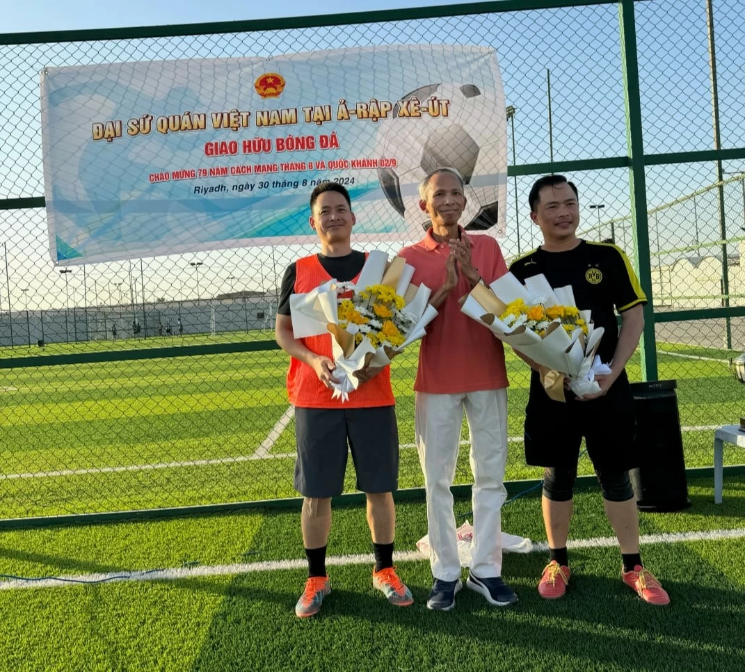 Đại sứ quán Việt Nam tại Saudi Arabia tổ chức giao hữu bóng đá chào mừng Cách mạng tháng Tám và Quốc khánh Đại sứ quán Việt Nam tại Saudi Arabia tổ chức giao hữu bóng đá chào mừng Cách mạng tháng Tám và Quốc khánh