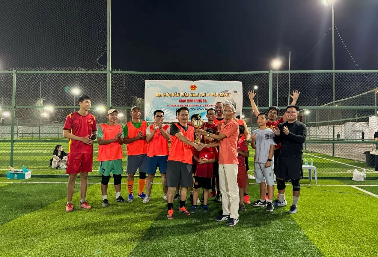 Đại sứ quán Việt Nam tại Saudi Arabia tổ chức giao hữu bóng đá chào mừng Cách mạng tháng Tám và Quốc khánh Đại sứ quán Việt Nam tại Saudi Arabia tổ chức giao hữu bóng đá chào mừng Cách mạng tháng Tám và Quốc khánh