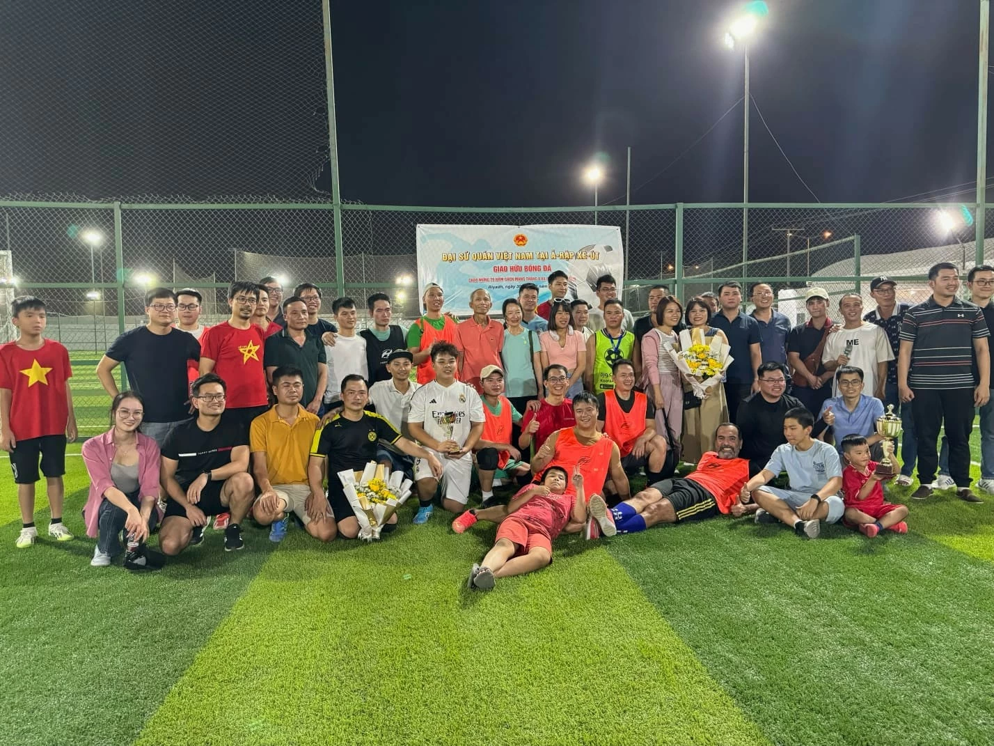 Đại sứ quán Việt Nam tại Saudi Arabia tổ chức giao hữu bóng đá chào mừng Cách mạng tháng Tám và Quốc khánh Đại sứ quán Việt Nam tại Saudi Arabia tổ chức giao hữu bóng đá chào mừng Cách mạng tháng Tám và Quốc khánh