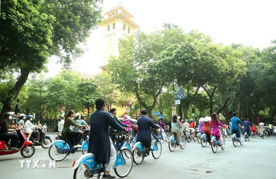 Đoàn xe tham gia chương trình đi qua phố Phan Đình Phùng, nhà thờ Cửa Bắc. (Nguồn: TTXVN) Đoàn xe tham gia chương trình đi qua phố Phan Đình Phùng, nhà thờ Cửa Bắc. (Nguồn: TTXVN)