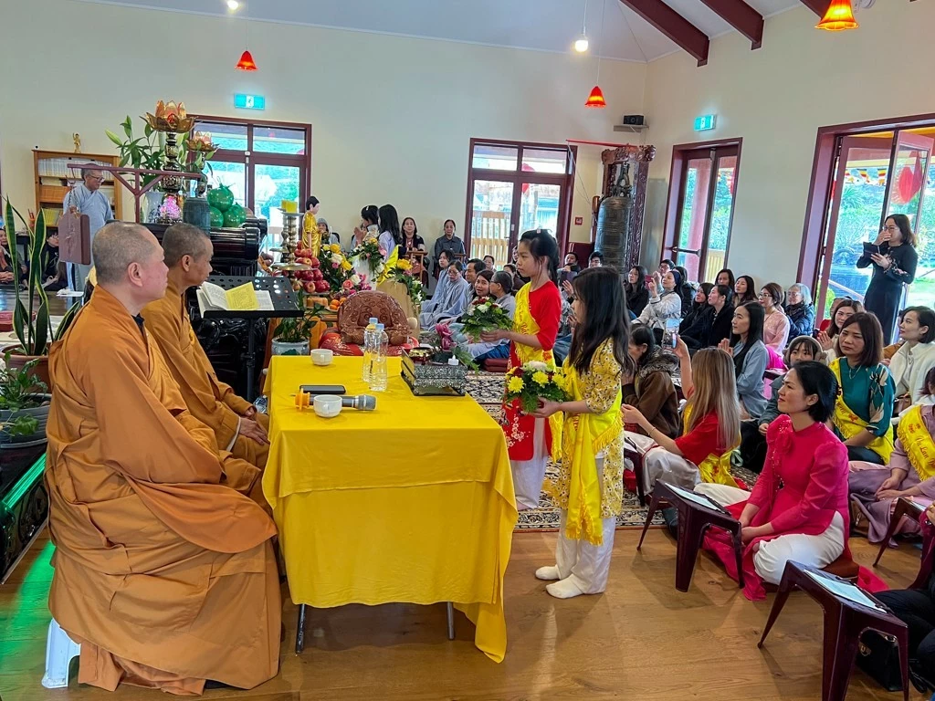 Đại lễ Vu Lan được tổ chức trang nghiêm dưới sự trụ trì Đại đức Thích Quảng Phúc, trụ trì chùa Thiên Thai Phật tích vùng Upper Hutt. (Nguồn: ĐSQ VN tại NZ) Đại lễ Vu Lan được tổ chức trang nghiêm dưới sự trụ trì Đại đức Thích Quảng Phúc, trụ trì chùa Thiên Thai Phật tích vùng Upper Hutt. (Nguồn: ĐSQ VN tại NZ)