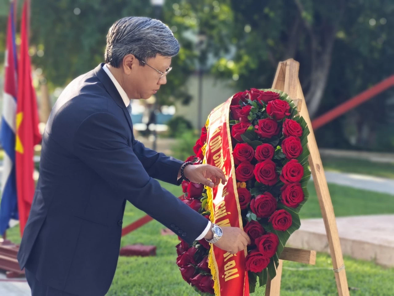 Đại sứ quán VN tại Cuba dâng hoa nhân tại Công viên Hồ Chí Minh tại La Habana Đại sứ quán VN tại Cuba dâng hoa nhân tại Công viên Hồ Chí Minh tại La Habana