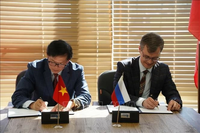 Lễ ký MOU giữa Viện nghiên cứu châu Âu, Viện Hàn lâm Khoa học xã hội Việt Nam với Đại học tổng hợp Liên bang Viên Đông (FEFU), LB Nga. Lễ ký MOU giữa Viện nghiên cứu châu Âu, Viện Hàn lâm Khoa học xã hội Việt Nam với Đại học tổng hợp Liên bang Viên Đông (FEFU), LB Nga.