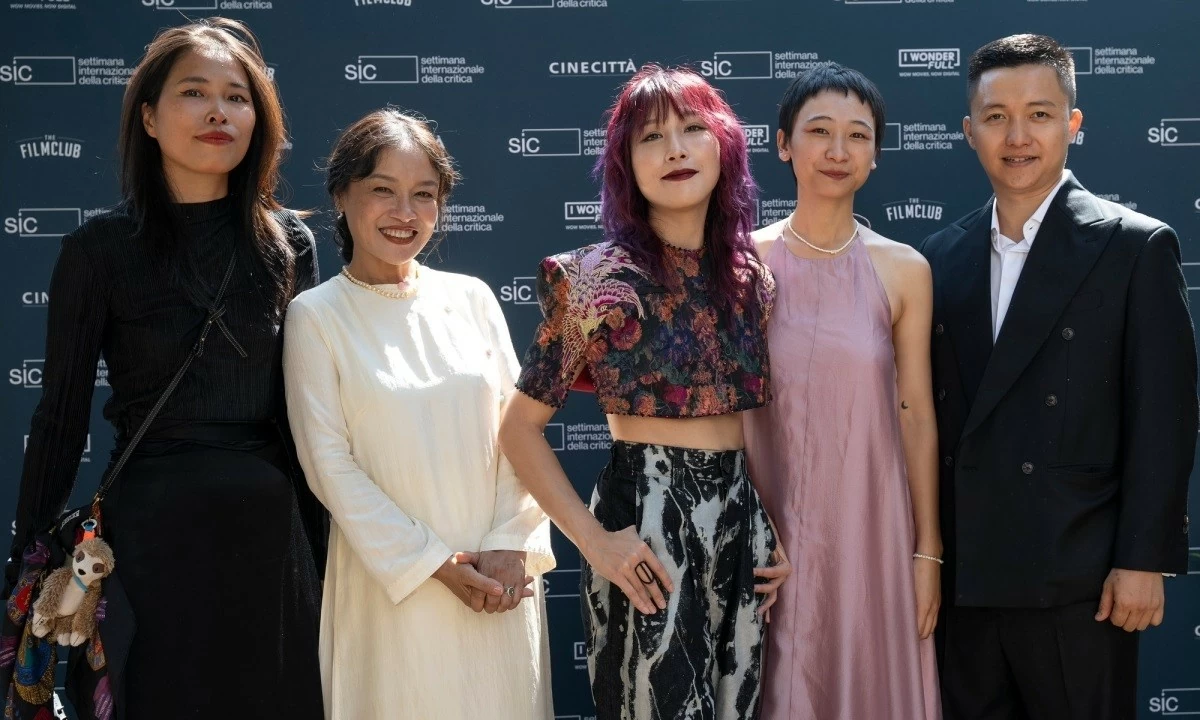 Diễn viên Tú Oanh (áo dài trắng) lần đầu dự LHP quốc tế với vai diễn chính là một bà nội trợ 45 tuổi bị chồng phản bội, tìm đến thầy bùa online để níu giữ trái tim chồng. Chị sang Italy cách đây vài ngày, đồng hành đạo diễn Dương Diệu Linh (thứ ba từ trái sang) và đoàn phim trong các hoạt động thuộc LHP. Diễn viên Tú Oanh (áo dài trắng) lần đầu dự LHP quốc tế với vai diễn chính là một bà nội trợ 45 tuổi bị chồng phản bội, tìm đến thầy bùa online để níu giữ trái tim chồng. Chị sang Italy cách đây vài ngày, đồng hành đạo diễn Dương Diệu Linh (thứ ba từ trái sang) và đoàn phim trong các hoạt động thuộc LHP.