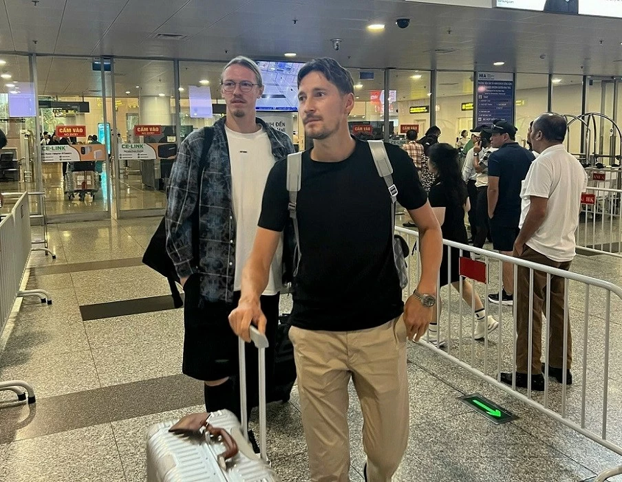 Sáng 4/9, thủ môn Safonov và tiền vệ Kuzyayev của đội tuyển có mặt tại Hà Nội. Hai ngôi sao đáng chú ý của tuyển Nga là những cầu thủ đầu tiên sang Việt Nam. Trong 2 cầu thủ này, Safonov trị giá 20 triệu Euro, vừa ký hợp đồng 5 năm với PSG. Sáng 4/9, thủ môn Safonov và tiền vệ Kuzyayev của đội tuyển có mặt tại Hà Nội. Hai ngôi sao đáng chú ý của tuyển Nga là những cầu thủ đầu tiên sang Việt Nam. Trong 2 cầu thủ này, Safonov trị giá 20 triệu Euro, vừa ký hợp đồng 5 năm với PSG.