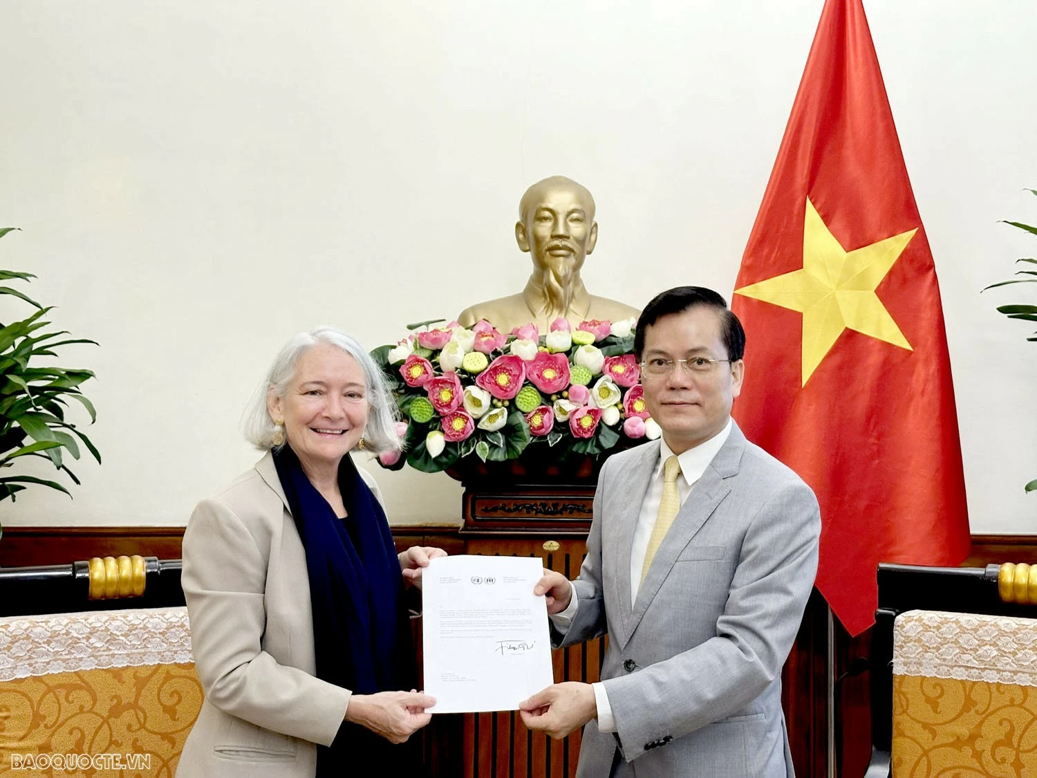 Thứ trưởng Ngoại giao Hà Kim Ngọc tiếp Đại diện Văn phòng đa quốc gia của Cao ủy Liên hợp quốc về người tị nạn (UNHCR) phụ trách Việt Nam Thứ trưởng Ngoại giao Hà Kim Ngọc tiếp Đại diện Văn phòng đa quốc gia của Cao ủy Liên hợp quốc về người tị nạn phụ trách Việt Nam