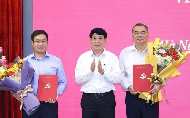 Công bố các Quyết định bổ nhiệm Trợ lý, Thư ký của Tổng Bí thư, Chủ tịch nước Công bố các Quyết định bổ nhiệm Trợ lý, Thư ký của Tổng Bí thư, Chủ tịch nước