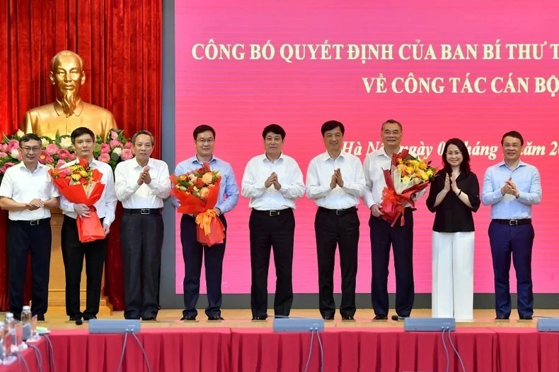 Công bố các Quyết định bổ nhiệm Trợ lý, Thư ký của Tổng Bí thư, Chủ tịch nước Công bố các Quyết định bổ nhiệm Trợ lý, Thư ký của Tổng Bí thư, Chủ tịch nước