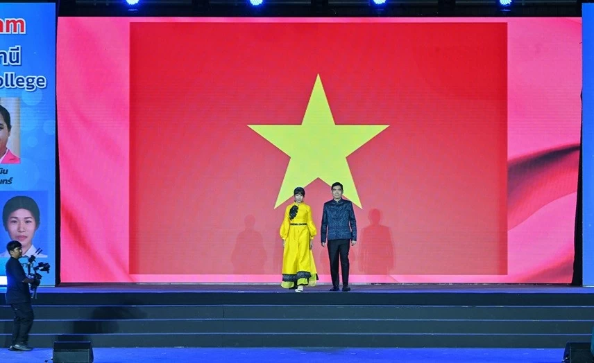 Đại sứ Việt Nam tại Thái Lan cùng phu nhân trình diễn trang phục truyền thống trên nền chất liệu lụa Thái Đại sứ Việt Nam tại Thái Lan cùng phu nhân trình diễn trang phục truyền thống trên nền chất liệu lụa Thái