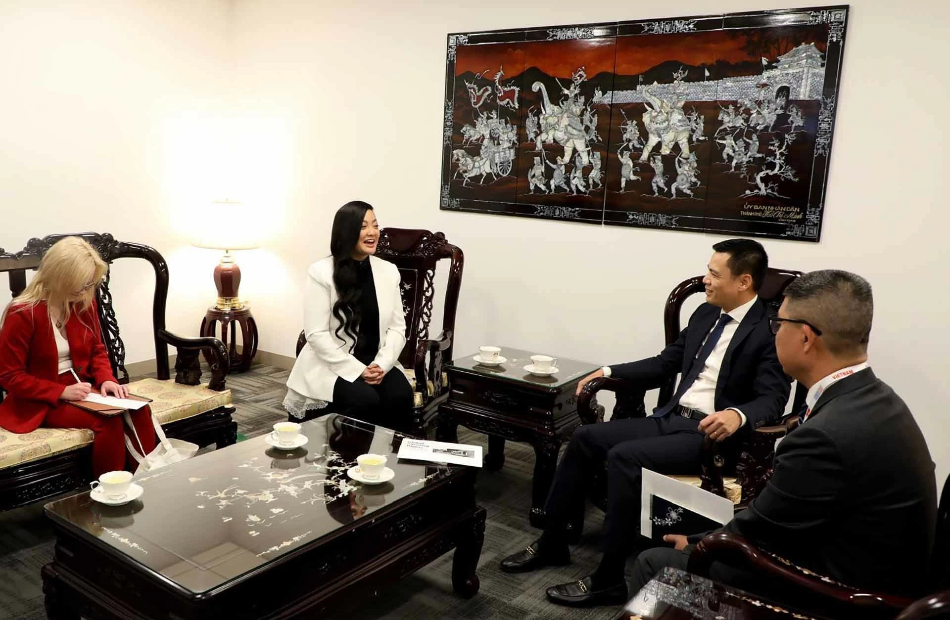 Đại sứ Đặng Hoàng Giang tiếp nữ phi hành gia Amanda Nguyễn Đại sứ Đặng Hoàng Giang tiếp nữ phi hành gia Amanda Nguyễn