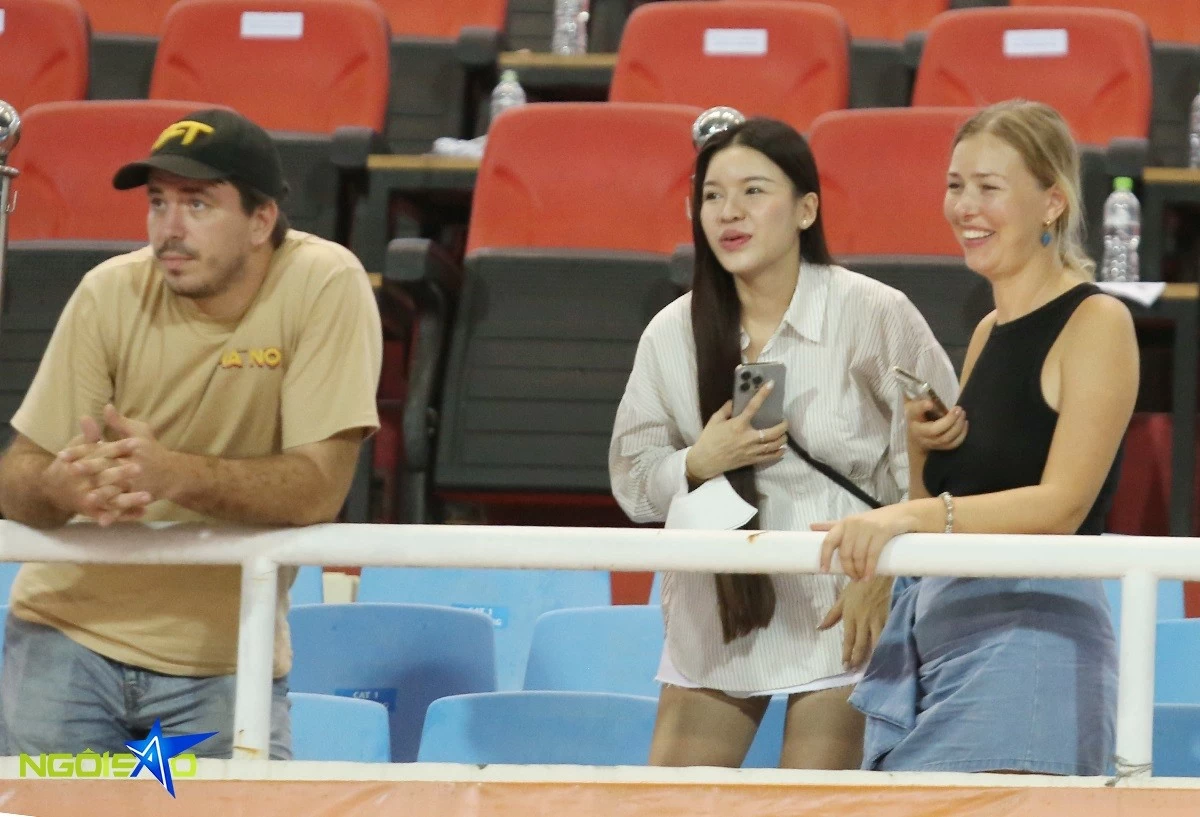 Kết thúc trận đấu, Yến Xuân (giữa) nán lại khán đài A sân Mỹ Đình để đợi Văn Lâm. Cô đứng nói chuyện với vợ chồng ông Andrey Grushin, người đại diện của Văn Lâm. Kết thúc trận đấu, Yến Xuân (giữa) nán lại khán đài A sân Mỹ Đình để đợi Văn Lâm. Cô đứng nói chuyện với vợ chồng ông Andrey Grushin, người đại diện của Văn Lâm.