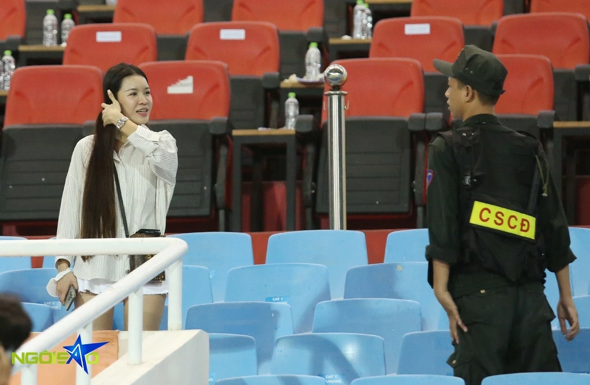 Hình ảnh Yến Xuân và người đại diện đợi thủ môn Văn Lâm sau trận đấu với tuyển Nga Hình ảnh Yến Xuân và người đại diện đợi thủ môn Văn Lâm sau trận đấu với tuyển Nga