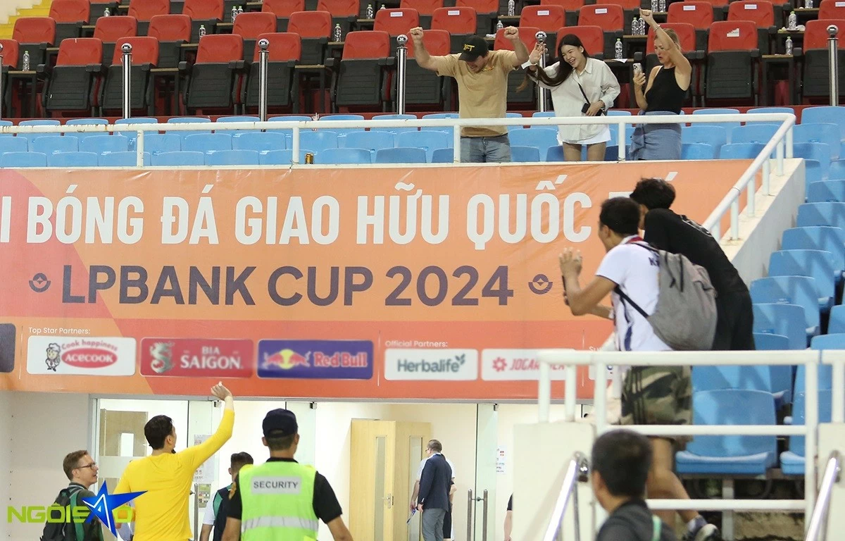 Hình ảnh Yến Xuân và người đại diện đợi thủ môn Văn Lâm sau trận đấu với tuyển Nga Hình ảnh Yến Xuân và người đại diện đợi thủ môn Văn Lâm sau trận đấu với tuyển Nga