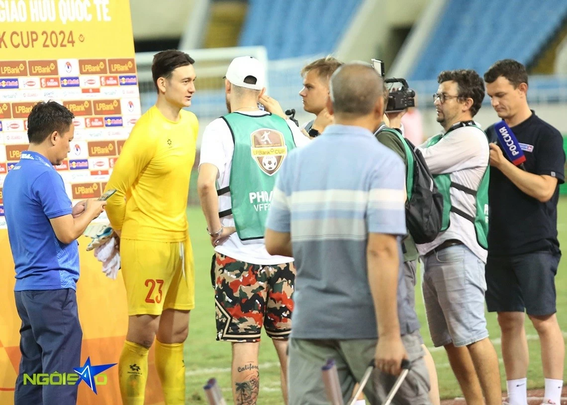 Hình ảnh Yến Xuân và người đại diện đợi thủ môn Văn Lâm sau trận đấu với tuyển Nga Hình ảnh Yến Xuân và người đại diện đợi thủ môn Văn Lâm sau trận đấu với tuyển Nga