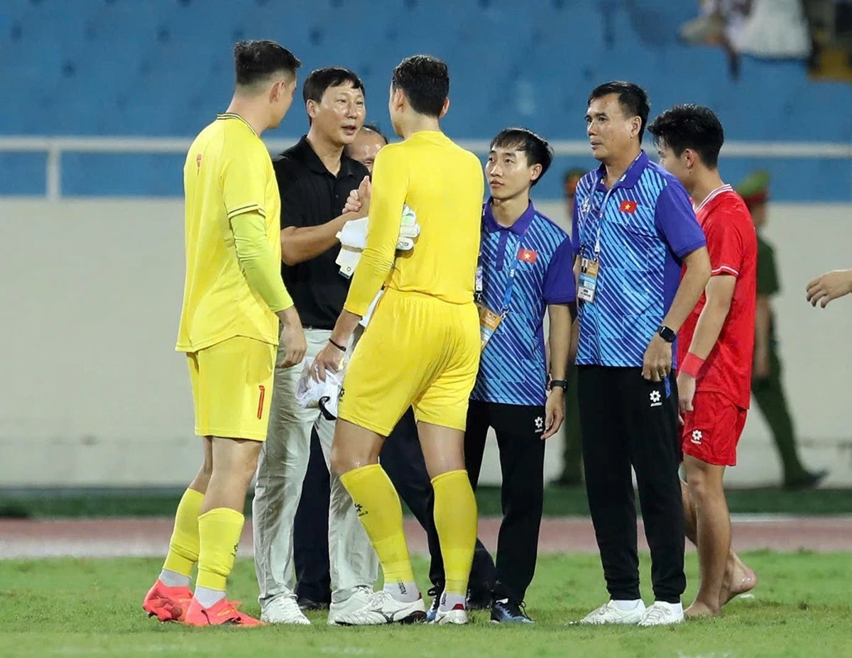 Hình ảnh Yến Xuân và người đại diện đợi thủ môn Văn Lâm sau trận đấu với tuyển Nga Hình ảnh Yến Xuân và người đại diện đợi thủ môn Văn Lâm sau trận đấu với tuyển Nga