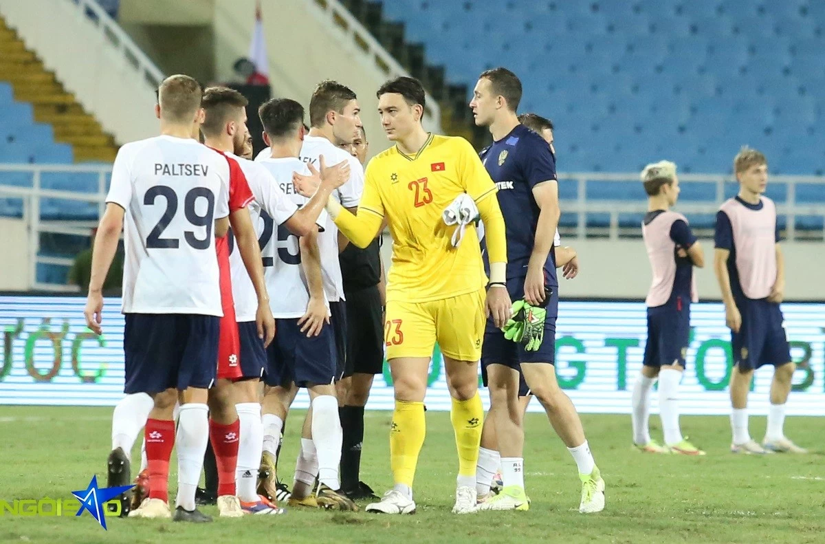 Hình ảnh Yến Xuân và người đại diện đợi thủ môn Văn Lâm sau trận đấu với tuyển Nga Hình ảnh Yến Xuân và người đại diện đợi thủ môn Văn Lâm sau trận đấu với tuyển Nga