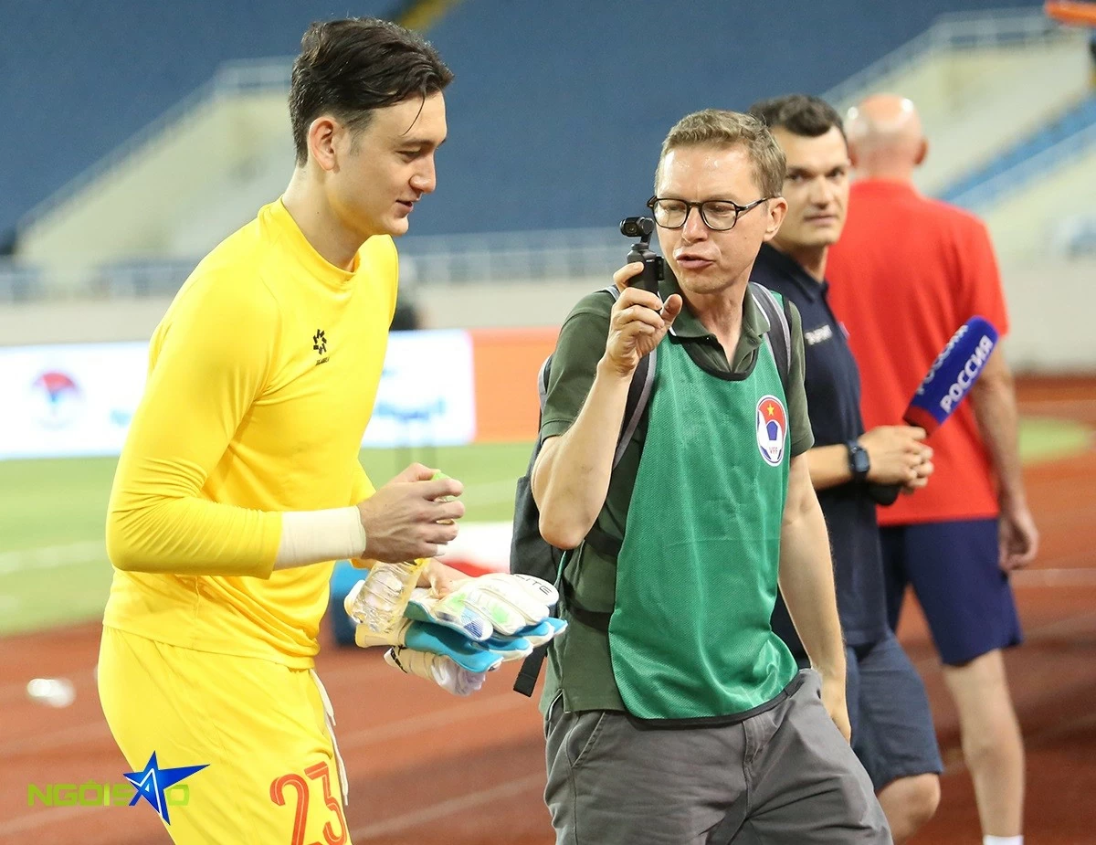 Hình ảnh Yến Xuân và người đại diện đợi thủ môn Văn Lâm sau trận đấu với tuyển Nga Hình ảnh Yến Xuân và người đại diện đợi thủ môn Văn Lâm sau trận đấu với tuyển Nga