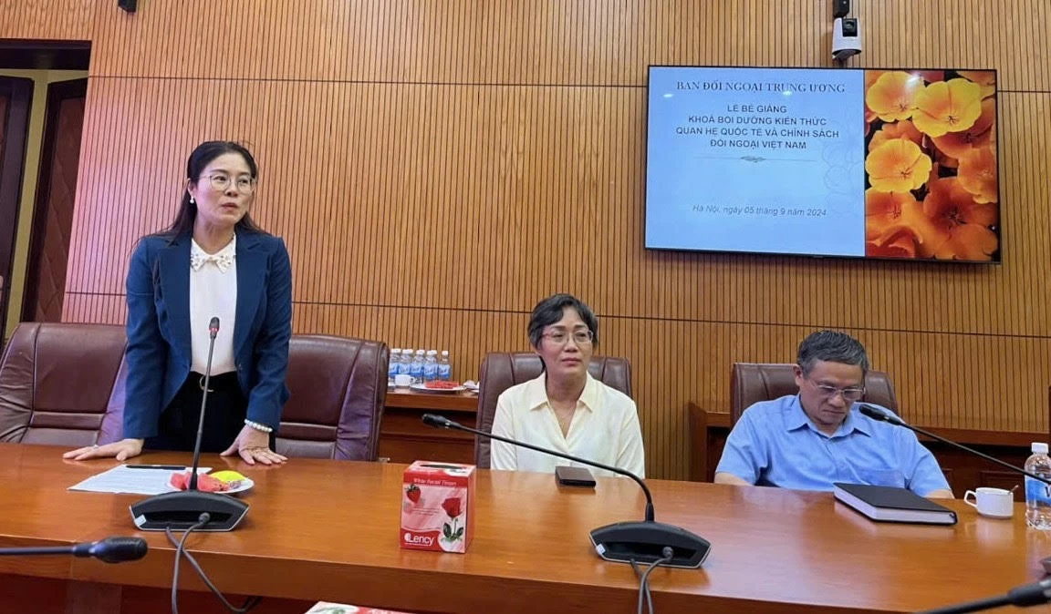 Bế giảng chương trình bồi dưỡng kiến thức đối ngoại dành cho công chức Ban Đối ngoại Trung ương. Bế giảng chương trình bồi dưỡng kiến thức đối ngoại dành cho công chức Ban Đối ngoại Trung ương