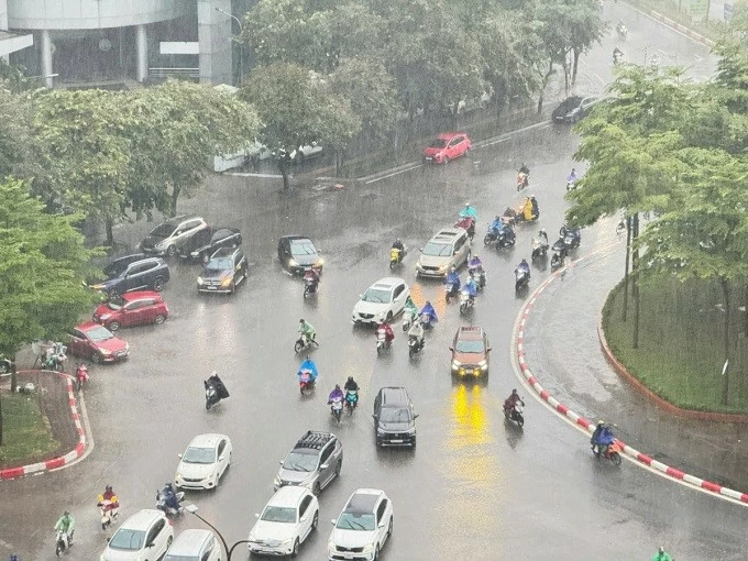 Khoảng 15h ngày 6/9, ảnh hưởng hoàn lưu trước bão Yagi, Hà Nội nổi giông, mây đen cuồn cuộn kéo đến và mưa xối xả trong 30 phút. Trong ảnh, giao thông tại phố Phạm Văn Bạch, Cầu Giấy, Hà Nội khi trời bắt đầu nổi gió mạnh và mưa lớn. (Ảnh: Ngọc Thành) Khoảng 15h ngày 6/9, ảnh hưởng hoàn lưu trước bão Yagi, Hà Nội nổi giông, mây đen cuồn cuộn kéo đến và mưa xối xả trong 30 phút. Trong ảnh, giao thông tại phố Phạm Văn Bạch, Cầu Giấy, Hà Nội khi trời bắt đầu nổi gió mạnh và mưa lớn. (Ảnh: Ngọc Thành)