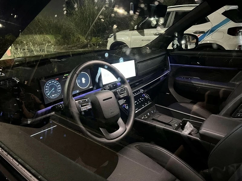 Nội thất Hyundai Santa Fe 2024 được thiết kế lại hoàn toàn tương tự như ngoại thất. Nội thất Hyundai Santa Fe 2024 được thiết kế lại hoàn toàn tương tự như ngoại thất.