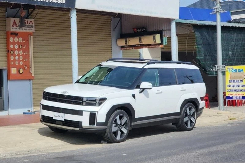 Hyundai Santa Fe 2024 lộ diện không ngụy trang trước ngày ra mắt 20/9. Hyundai Santa Fe 2024 lộ diện không ngụy trang trước ngày ra mắt 20/9.