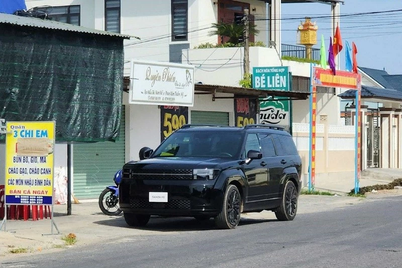 Chiếc Hyundai Santa Fe 2024 màu đen Chiếc Hyundai Santa Fe 2024 màu đen