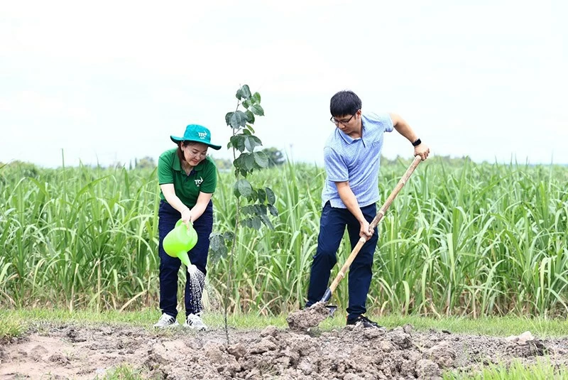 Bà Đặng Huỳnh Ức My, Chủ tịch TTC AgriS cùng ông Nguyễn Thành Tâm, Ủy viên Ban Chấp hành Trung ương Đảng, Bí thư Tỉnh ủy, Chủ tịch Hội đồng nhân dân tỉnh Tây Ninh, thực hiện hoạt động trồng cây ngay trong khuôn khổ giải chạy, tiếp nối nỗ lực của TTC AgriS trong việc lan tỏa giá trị dự án “TTC AgriS: 10 Triệu Cây Xanh - Kiến Tạo Tương Lai Xanh” tới cộng đồng thông qua mọi sáng kiến của doanh nghiệp Bà Đặng Huỳnh Ức My, Chủ tịch TTC AgriS cùng ông Nguyễn Thành Tâm, Ủy viên Ban Chấp hành Trung ương Đảng, Bí thư Tỉnh ủy, Chủ tịch Hội đồng nhân dân tỉnh Tây Ninh, thực hiện hoạt động trồng cây ngay trong khuôn khổ giải chạy, tiếp nối nỗ lực của TTC AgriS trong việc lan tỏa giá trị dự án “TTC AgriS: 10 Triệu Cây Xanh - Kiến Tạo Tương Lai Xanh” tới cộng đồng thông qua mọi sáng kiến của doanh nghiệp